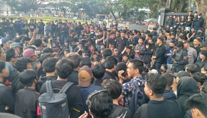 Mahasiswa Serbu Gedung DPRD, Kritsisi Program Pemerintah
