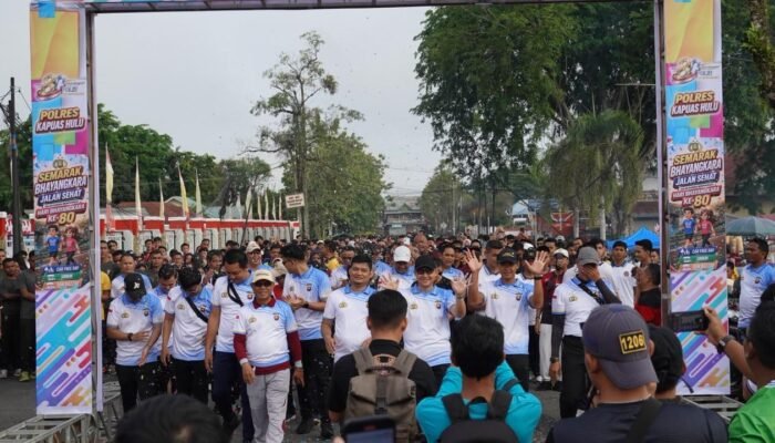 Ribuan Langkah untuk Bhayangkara: Jalan Sehat Polres Kapuas Hulu Ledakkan Semangat Hari Bhayangkara ke – 80