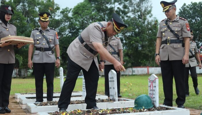 Khusyuk Tabur Bunga di TMP Manalo Marajuang, Kapolres: Pahlawan Wafat, Semangatnya Hidup di Dada Bhayangkara