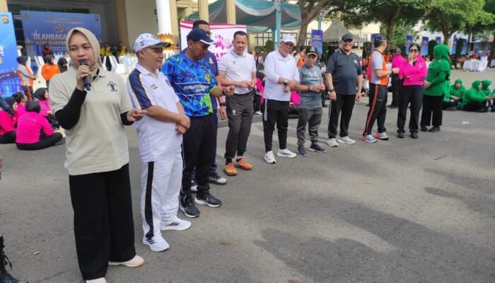 Semarak Hari Bhayangkara ke-80, Kadiv Yankum Kanwil Kemenkum Jambi Ikuti Olahraga Bersama di Polda Jambi