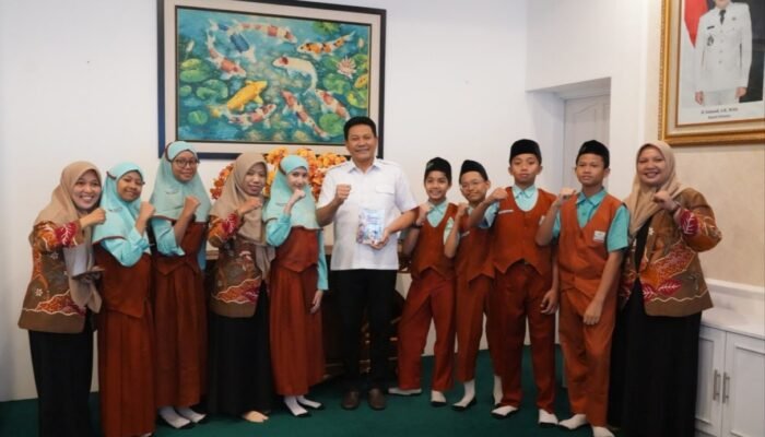 Tujuh Alumni MI NU KH Mukmin Temui Bupati Subandi, Titip Harapan untuk Masa Depan Sidoarjo Lewat Sebuah Buku