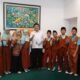 Tujuh Alumni MI NU KH Mukmin Temui Bupati Subandi, Titip Harapan untuk Masa Depan Sidoarjo Lewat Sebuah Buku