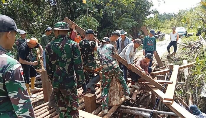 Jembatan Rusak Adalah Ancaman Nyawa”: Dandim 1206 Psb Turunkan Babinsa Gotong Royong Perbaiki Jembatan Antar Desa di Batang Lupar