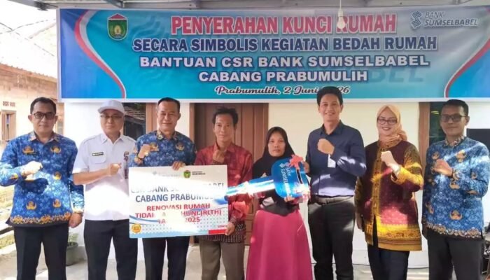Sekda Elman Bersama Pimcab BSB Prabumulih Serahkan CSR Bedah Rumah