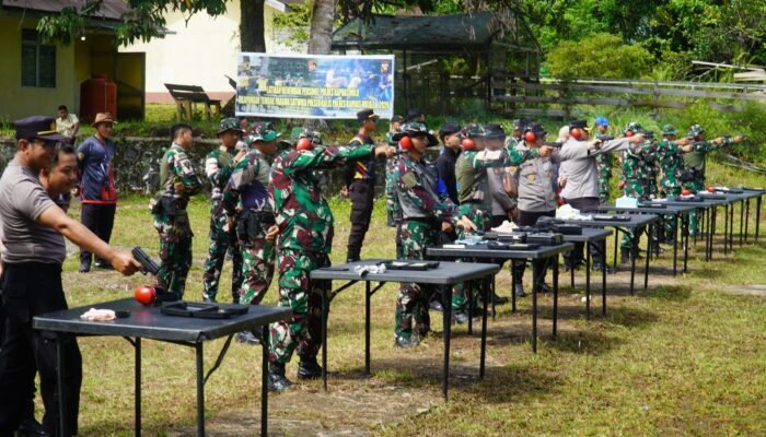 Rangkaian Hari Bhayangkara ke-80, Polres Kapuas Hulu Latihan Menembak Bersama Forkopimda