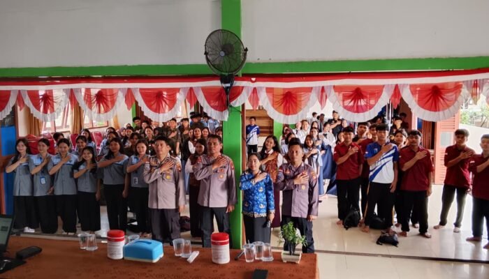 Polisi Edukasi Pelajar SMKN 2 Putussibau Target Generasi Sadar Hukum Menuju Indonesia Emas 2045