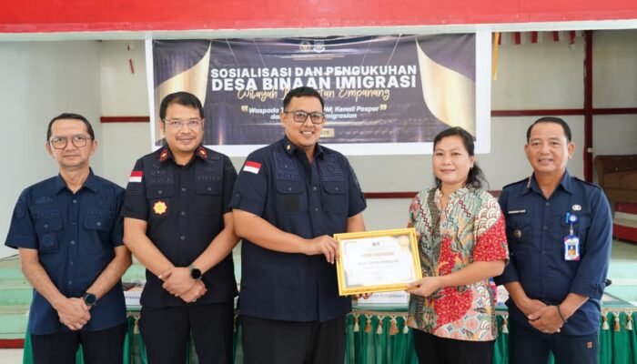 Cegah TPPO dari Hulu, Imigrasi Putussibau Kukuhkan 6 Desa Binaan dan Pelayanan PAPAKELING di Empanang