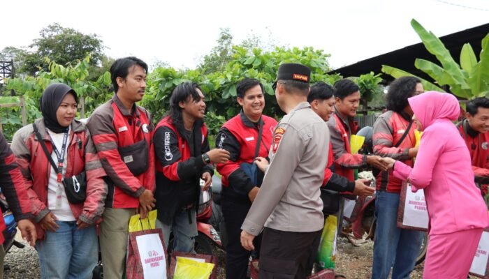 Dua Aksi Peduli: Polres Kapuas Hulu Bagikan 50 Sembako ke Warga dan Ojol di Hari Bhayangkara ke-80