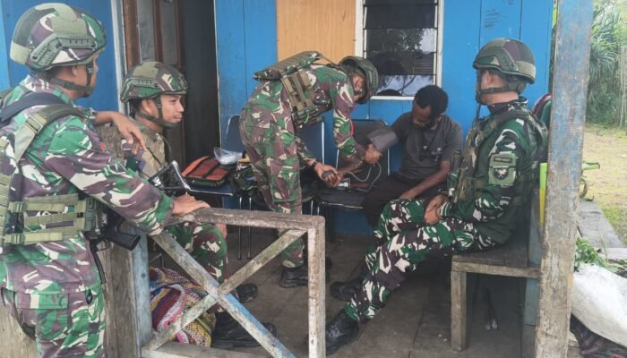 Yonif 645/Gty Gerakkan Binter Anjangsana, Satgas Yonif 645/Gty Berikan Pelayanan Kesehatan bagi Warga Distrik Eragayam