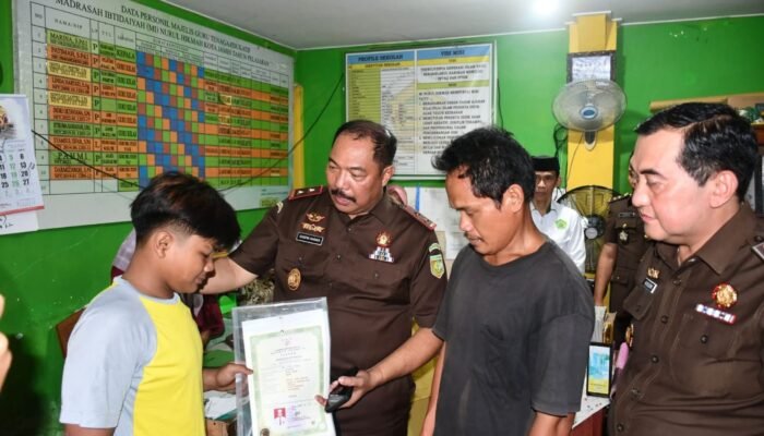Kajati Jambi Sugeng Hariadi Lunasi Tunggakan Sekolah Dua Siswa Kurang Mampu, Bantu Tebus Ijazah