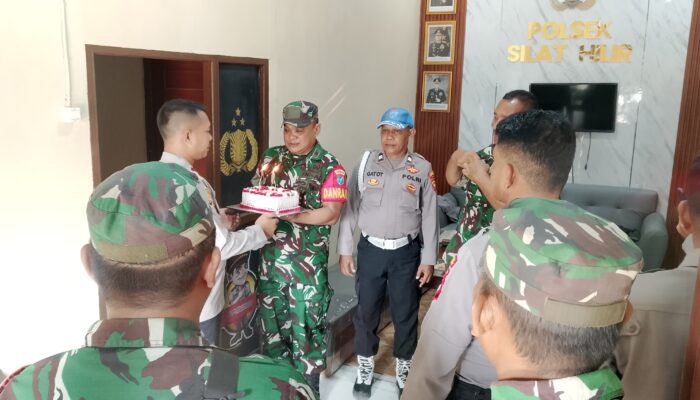 Kue Ulang Tahun Persaudaraan: Danramil Silat Hilir Kejutan Polsek di HUT Bhayangkara ke-80, Sinergi TNI-Polri Bukan Hanya Slogan