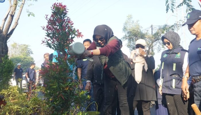 Tanam Ratusan Pucuk Merah, Wabup Mimik Ajak Warga dan PKL Jaga Kebersihan Sidoarjo