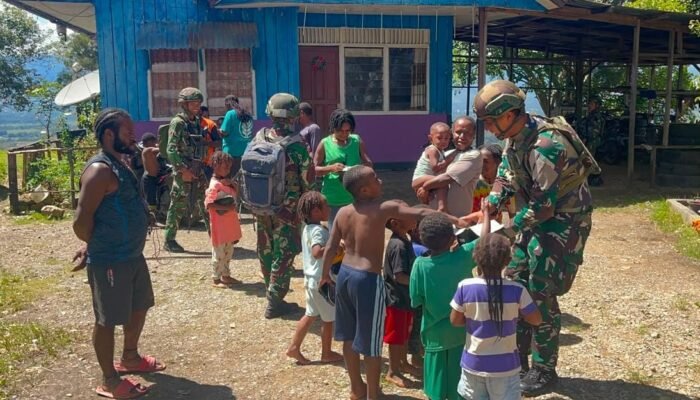 TNI Dekat Dengan Rakyat, Satgas 645/GTY Anjangsan ke Warga Distrik Napua