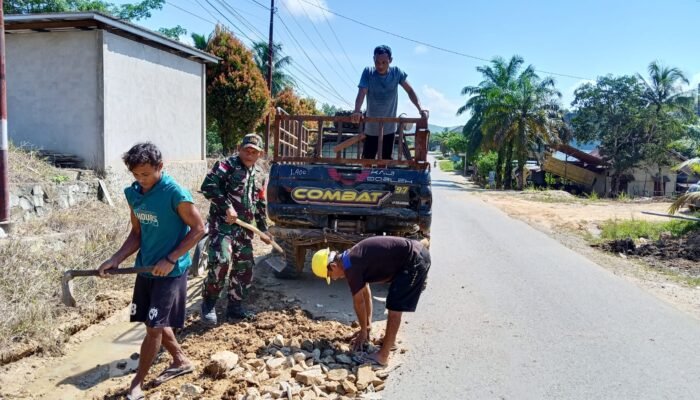 Lubang Maut di Jalan Makarti Hantui Masyarakat Desa Miau Merah, Babinsa Silat Hilir dan Masyarakat Turun Tangan
