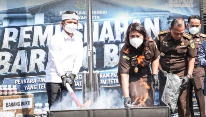 Kejari Purwakarta Musnahkan Barang Bukti Puluhan Perkara yang Telah Berkekuatan Hukum Tetap