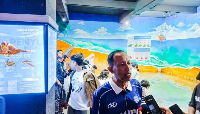 Demam Sepak Bola, Akuarium Indonesia Pangandaran Hadirkan Atraksi Juggling Bawah Air