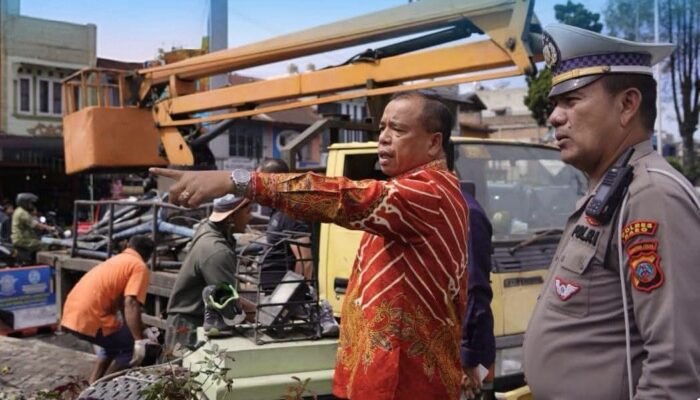 Bupati Karo Tinjau Tugu Perjuangan Berastagi yang Ditabrak Truk