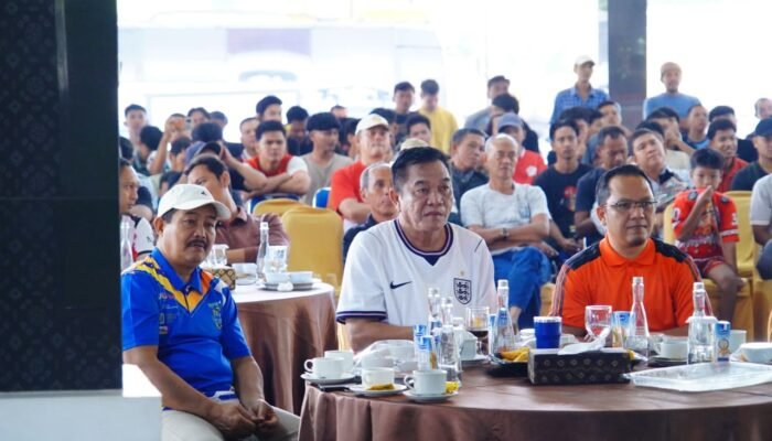 Pendopo Berubah Jadi “Stadion Mini”, Bupati Muba Nobar Piala Dunia 2026 Bersama Ratusan Warga