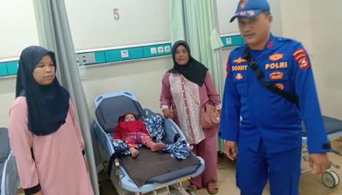 Ambulance Apung Ditpolairud Polda Sumsel Rujuk Balita 1,5 Tahun ke RS Boombaru