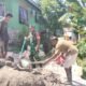 Wujud Kemanunggalan TNI, Babinsa Gotong Royong Cor Jalan Setapak Bersama Warga Nemewikarya
