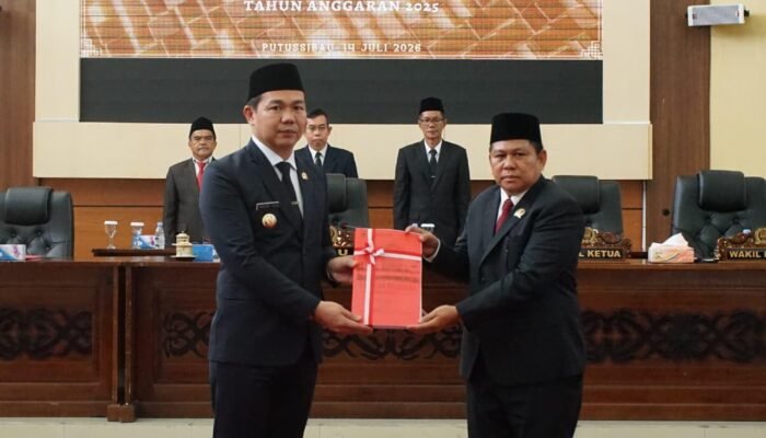 Bupati Kapuas Hulu Serahkan Raperda Pertanggungjawaban APBD 2025 ke DPRD