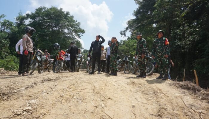 Dandim 1206 Putussibau dan Bupati Kapuas Hulu Basahi Keringat Demi Buka Jalan Harapan di Perbatasan