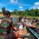 Tidak Ada Jalan, Satgas TMMD 1206 Putussibau Angkut Harapan Masyarakat Belatung Pakai Perahu 