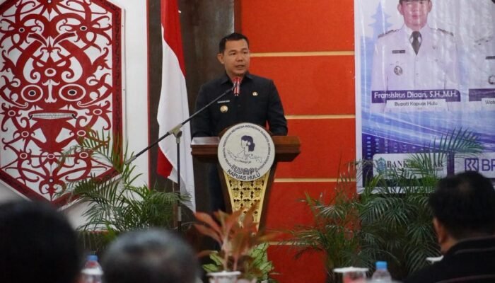Kuatkan UMKM Perempuan, Bupati Fransiskus Diaan Kukuhkan Pengurus DPC IWAPI Kapuas Hulu 2026 – 2031