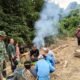 Lesehan Bareng di Tengah Debu, Rajut Kemanunggalan Lewat Makan Sehidangan di Lokasi TMMD ke – 129
