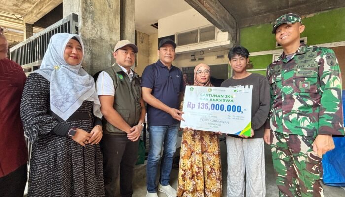 Baru Sebulan Jadi Peserta BPJS Ketenagakerjaan, Ahli Waris Pedagang Korban Kecelakaan Terima Santunan Rp136 Juta dari Bupati Subandi