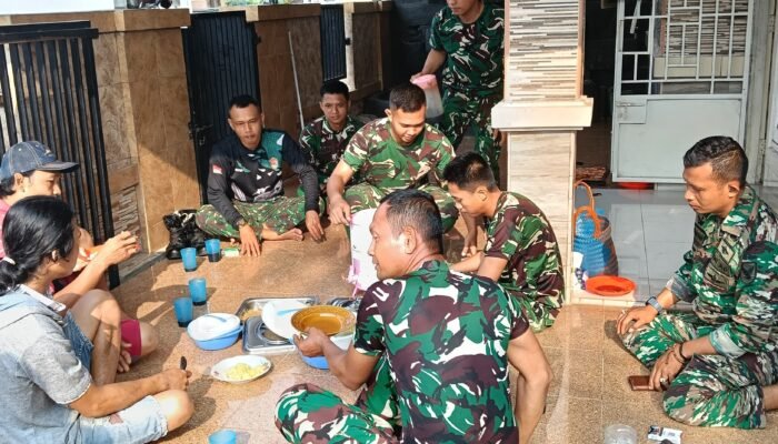 Makan Siang Bersama di Rumah Suwarni Menambah Semangat Pengerjaan Personil Satgas TMMD ke 129