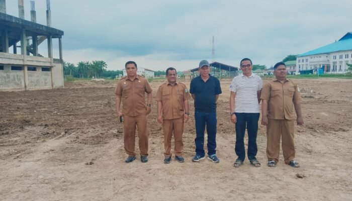 Wabup dan Plt Kadis Parekrafpora Aceh Tamiang Tinjau Pembersihan Lahan Pasca Banjir Stadion Olahraga