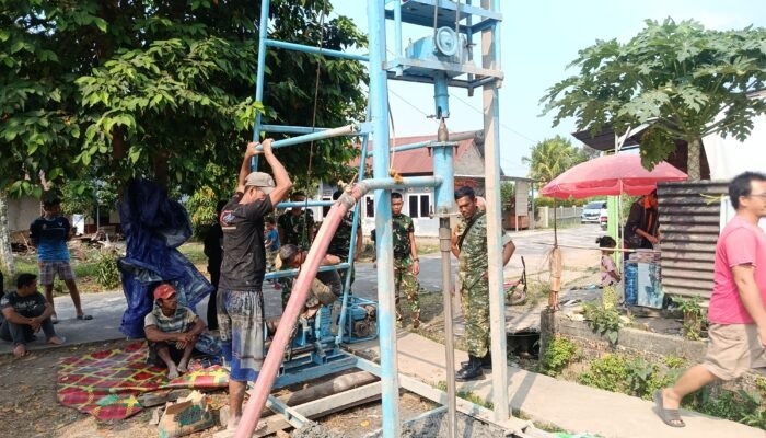 Warga Sambut Antusias Pembangunan Sumur Bor TMMD Ke-129 di Mushala Al-Mufakat