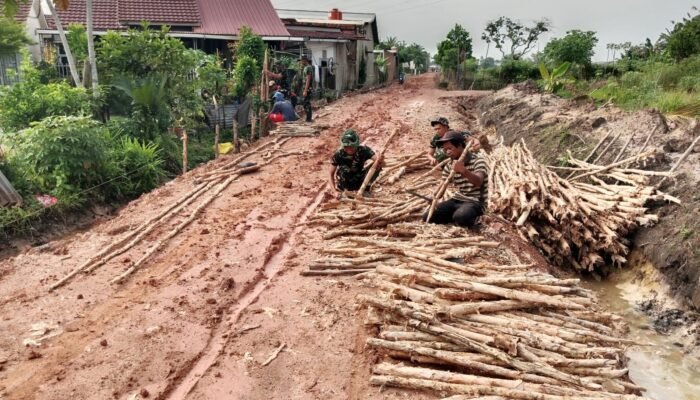 Satgas TMMD ke-129 Tetap Semangat Pasang Cerucuk Gelam Meski Jalan Becek Diguyur Hujan