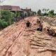 Satgas TMMD ke-129 Tetap Semangat Pasang Cerucuk Gelam Meski Jalan Becek Diguyur Hujan