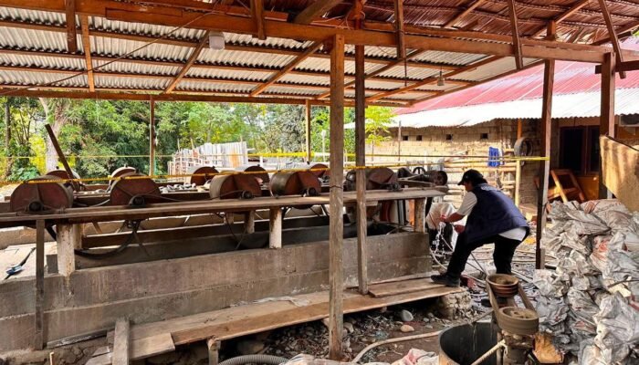 Polisi Police Line Lubang Tambang dan Tromol Pengolahan Emas di Gorontalo Utara