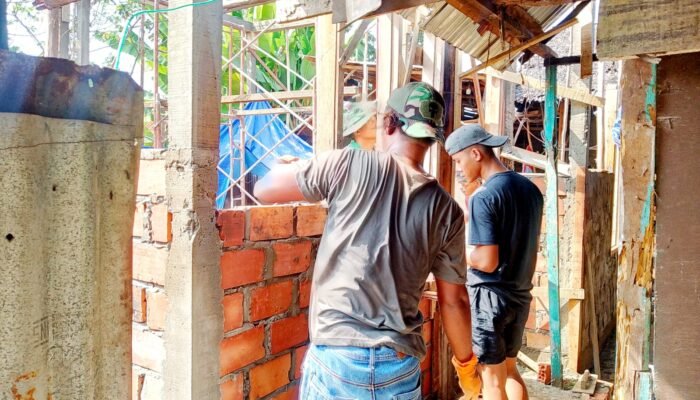 Hari Ke-11, Satgas TMMD Lakukan Pembongkaran Dinding Samping RTLH Milik Sriyanti