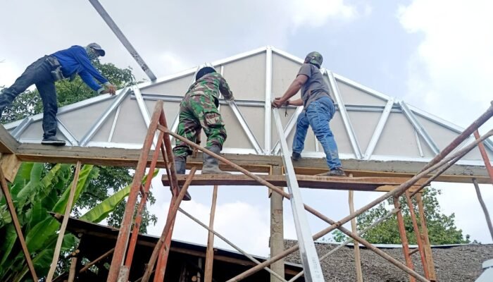 Hari Ke-10 TMMD ke-129, Pembangunan RTLH Rumah Sriyanti Masuki Tahap Pemasangan Kusen dan Kerangka Atap