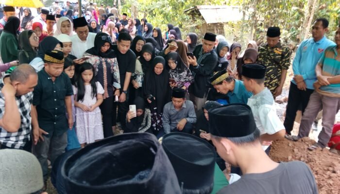 Ratusan Pelayat Antarkan Kepergian H. Nang Ali Solihin, SH di Desa Sukamaju Talang Ubi