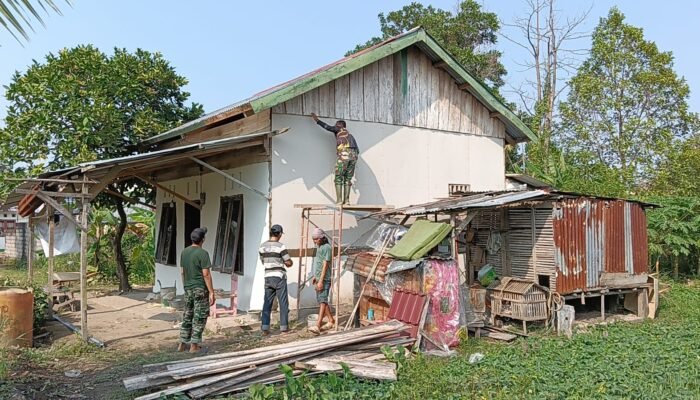 Hari ke 12 TMMD, Rumah Suwarni Masih Terus Dikerjakan
