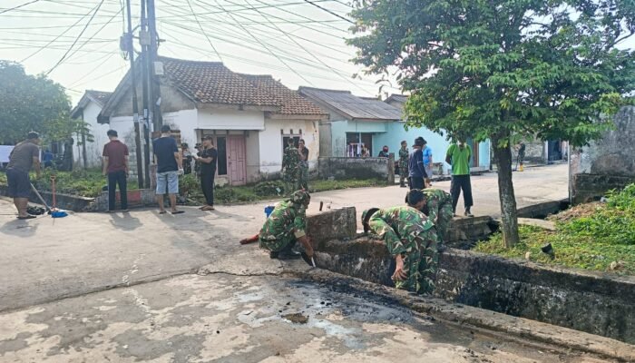 Ciptakan Aman dan Nyaman Mushala Al-Makfurin, Satgas TMMD ke 129 dan Warga Kompak Lakukan ini