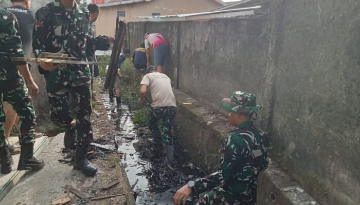 Personel TMMD ke 129 Gotong Royong Kerjakan Sasaran Pembangunan Jalan dan Parit Mushala Baitul Makfurin