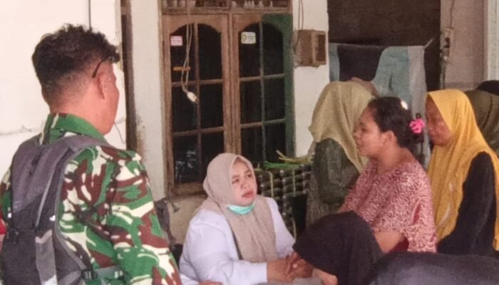 Animo Masyarakat Tinggi Saat Gelar Posyandu Bersama Personil Satgas TMMD ke 129