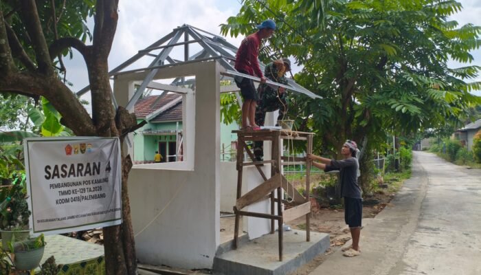 Bersama Warga dan Satgas TMMD ke 129, Ciptakan Poskamling Untuk Keamanan Lingkungan