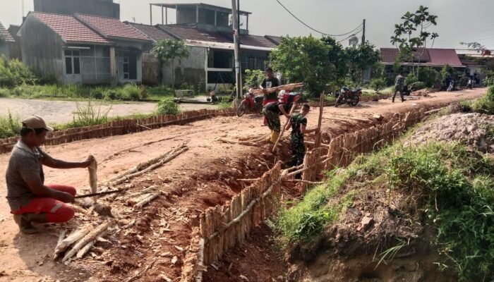 Satgas Kodim 0418/Palembang Perkuat Badan Jalan Dengan Pemasangan Cerucuk Gelam