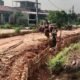 Satgas Kodim 0418/Palembang Perkuat Badan Jalan Dengan Pemasangan Cerucuk Gelam