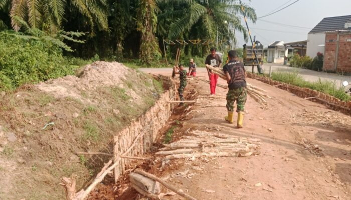Perkuat Kontruksi Jalan, Personil Satgas TMMD ke 129 Pasang Cerucuk Kayu Gelam