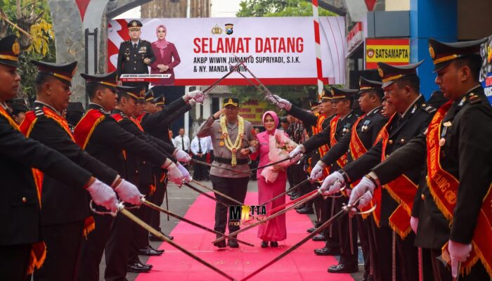 Tradisi Pedang Pora Sambut Kapolres Tulungagung Baru AKBP Wiwin Junianto Supriyadi, Tongkat Komando Resmi Berganti