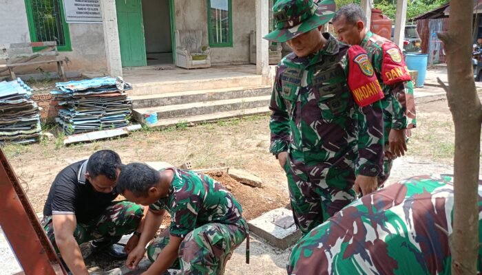 Wadan Satgas TMMD ke-129 Kodim 0418/Palembang Tinjau Pemasangan Dudukan Tandon Air Sumur Bor Mushola Hidayatullah