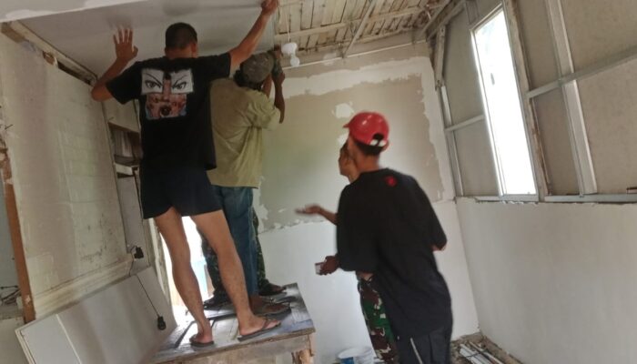 Satgas TMMD ke-129 Kodim 0418/Palembang Lanjutkan Pemasangan Plafon RTLH Milik Fernando
